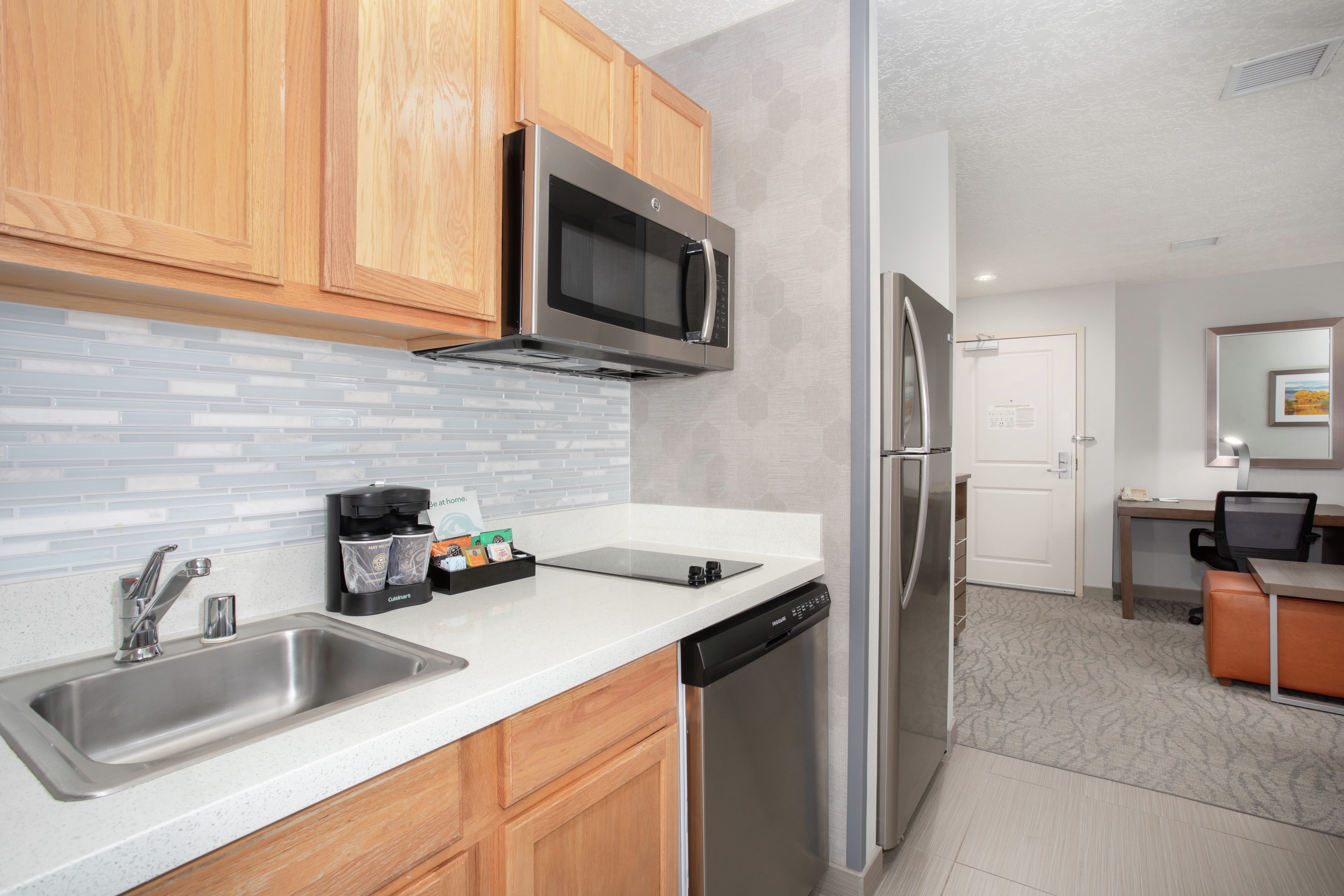 Deluxe King Suite Kitchenette 