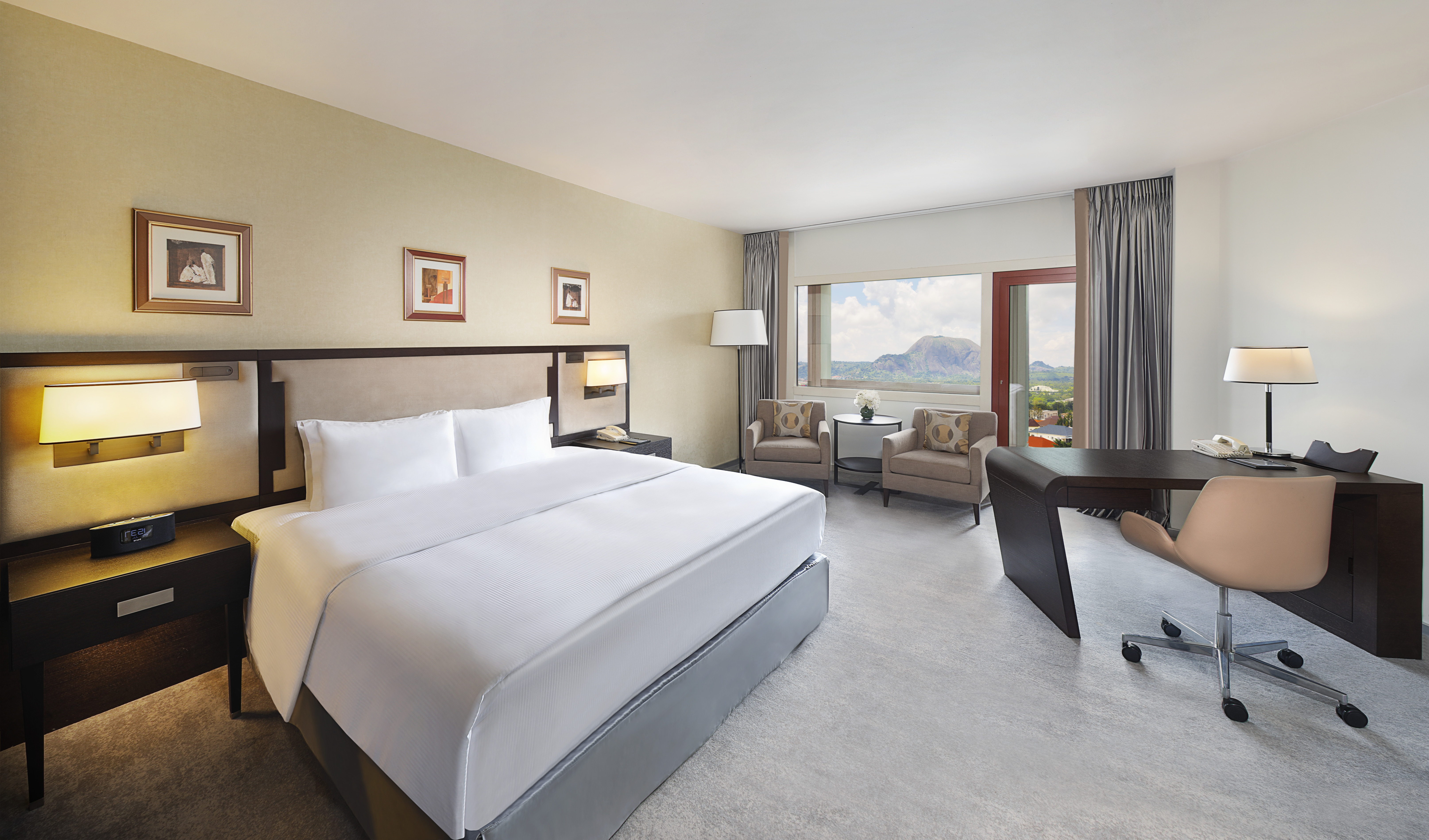 King Grand Executive Guestroom with Bed