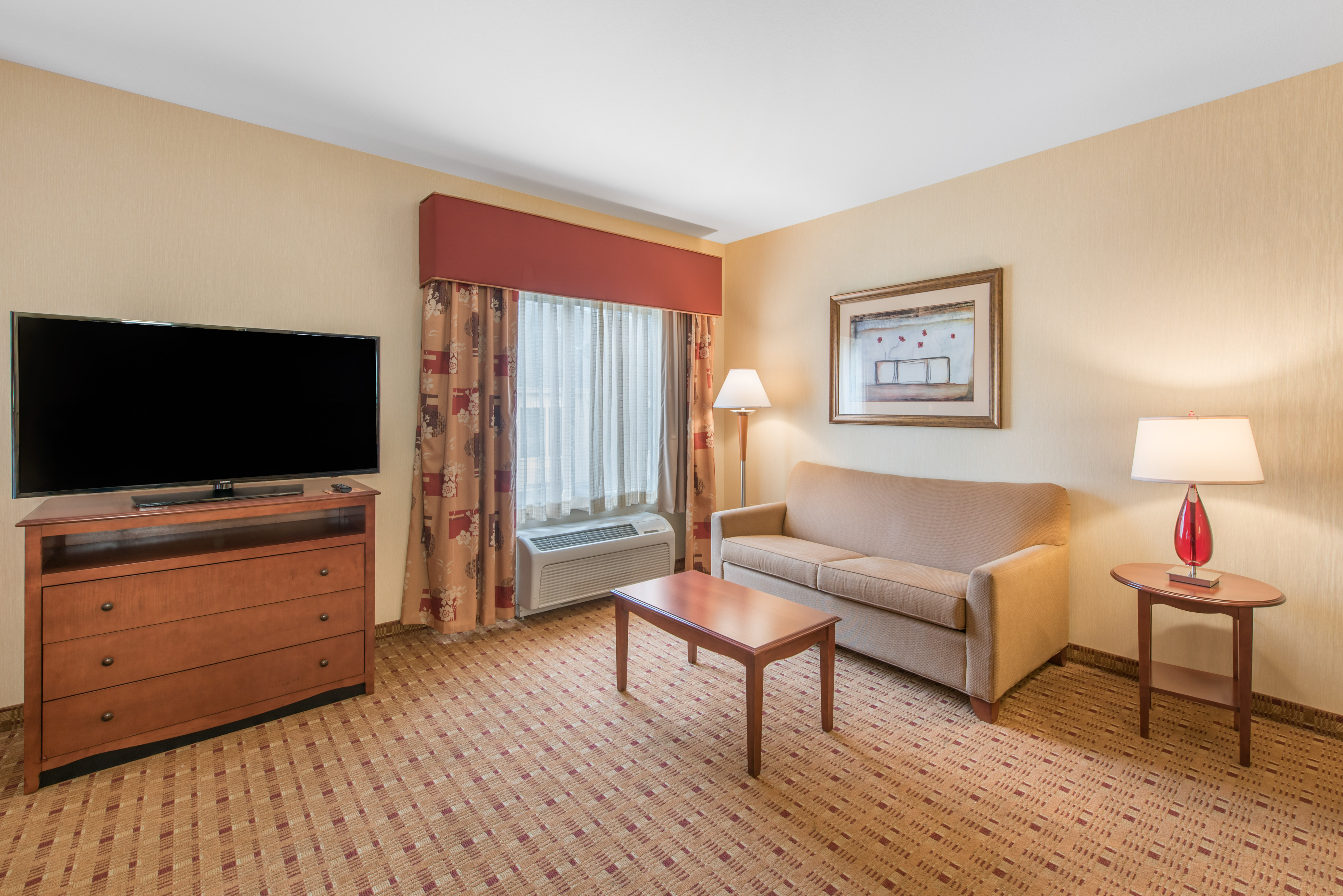 Flat Screen TV and Sofabed in 2 Queen Suite
