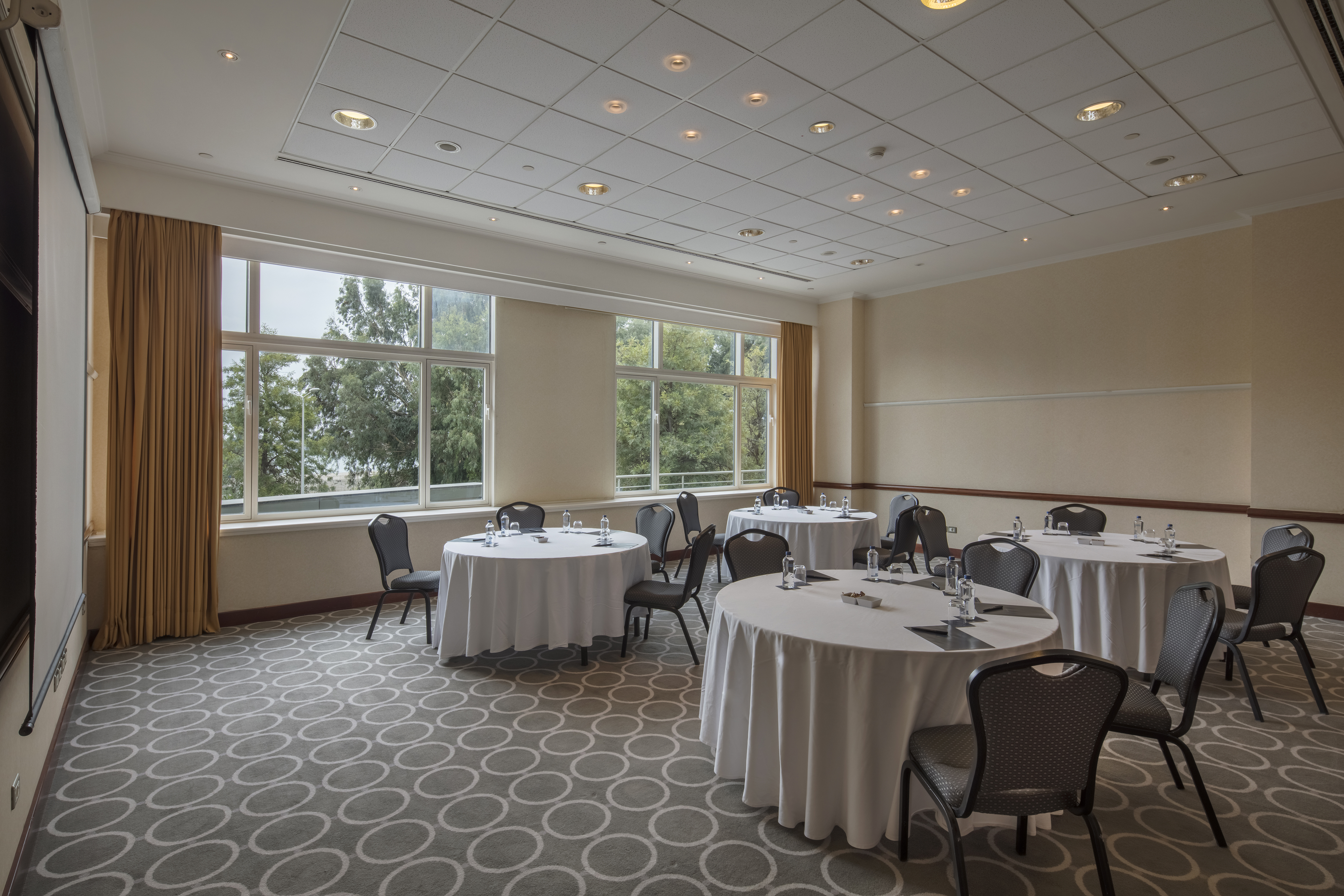 Adana HiltonSA Meeting Room Round Table Set Up