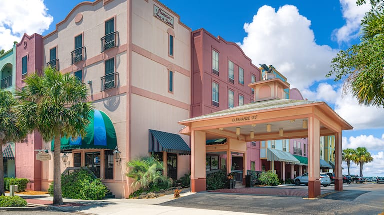 Hampton Inn and Suites Hotel Exterior View