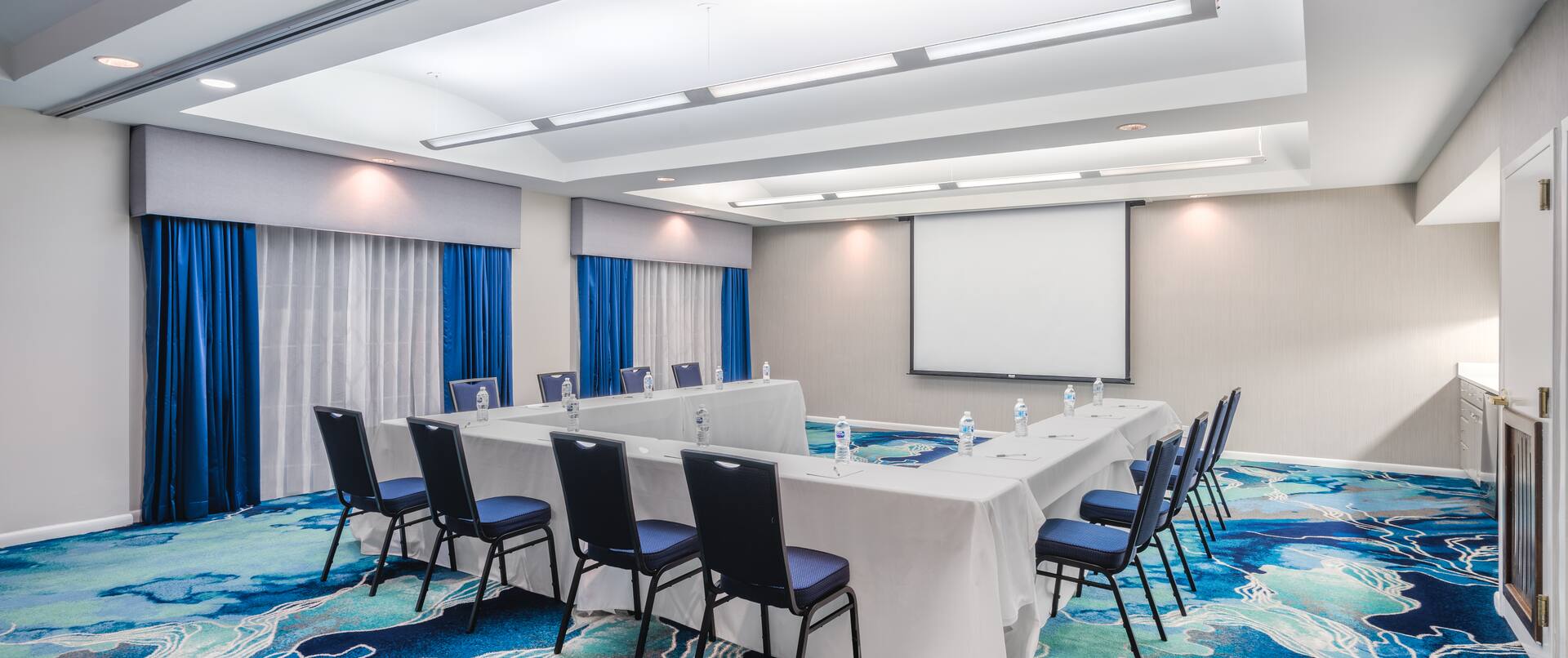 U Style Setup Meeting Room with Projection Screen