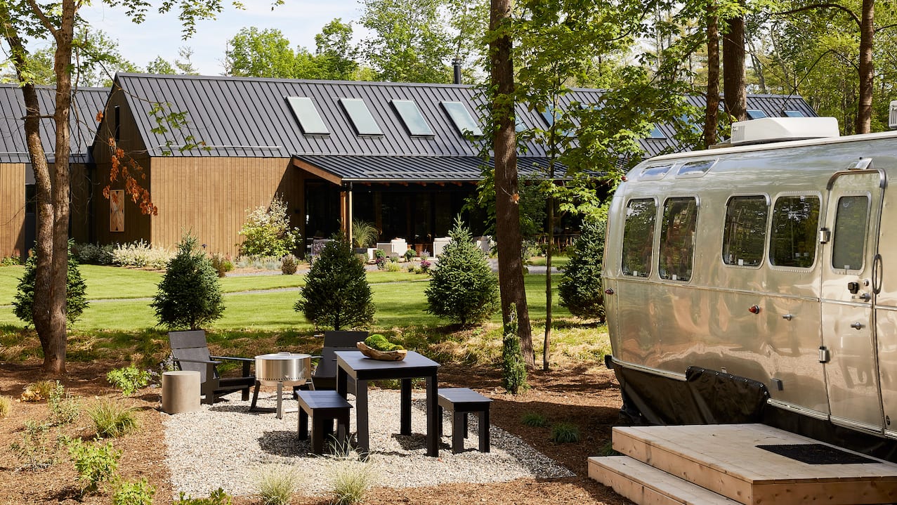 Außenansicht eines Mobilheims mit Tisch und Stühlen
