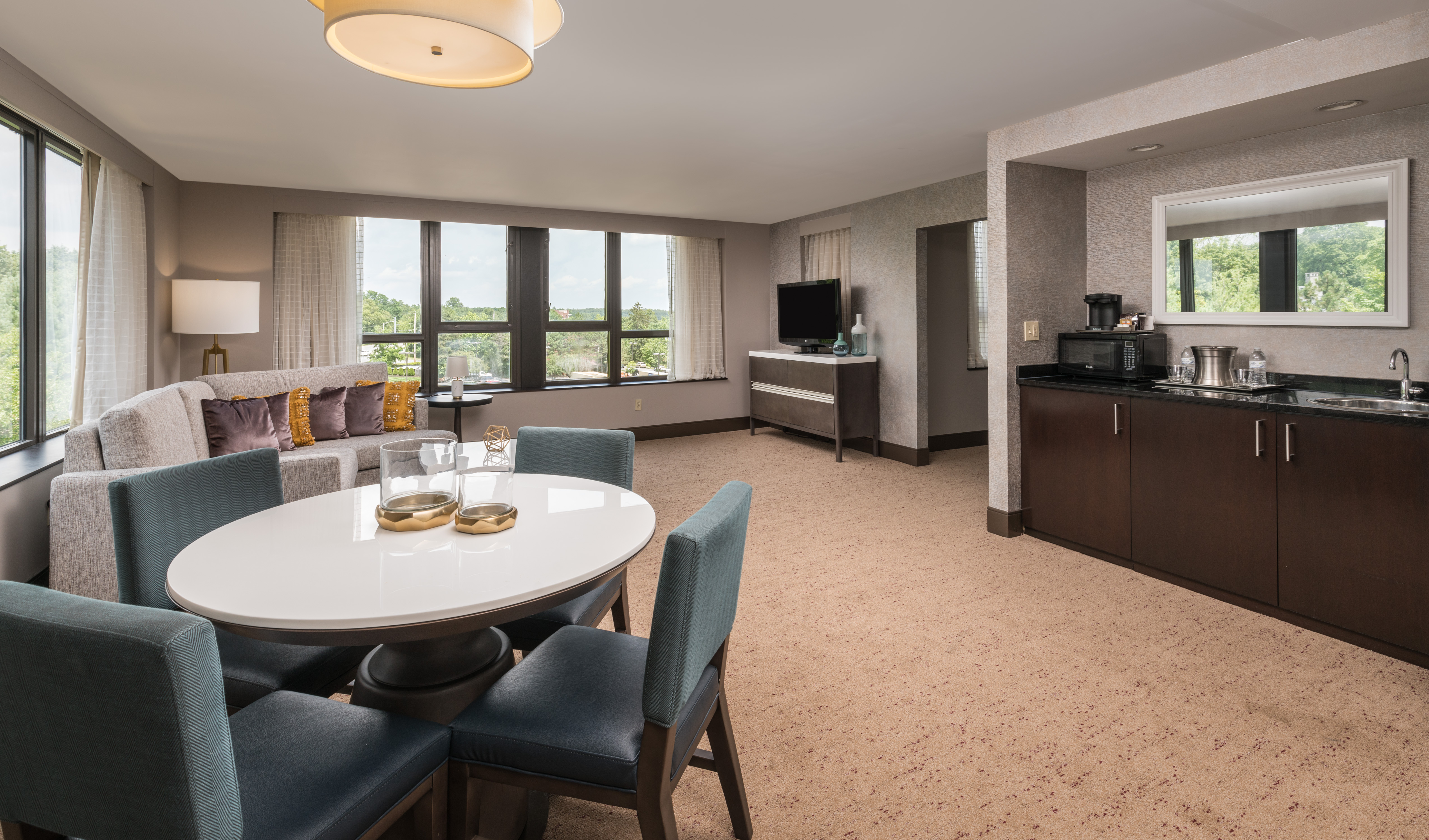 Wet Bar and Breakfast Table in Luxury Suite