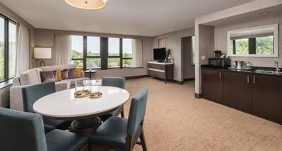 Wet Bar and Breakfast Table in Luxury Suite