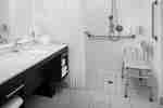 Baño accesible para personas con discapacidades con ducha con acceso para silla de ruedas
