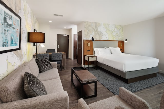 客房单间房设有一张特大床、沙发、扶手椅、办公桌和咖啡桌