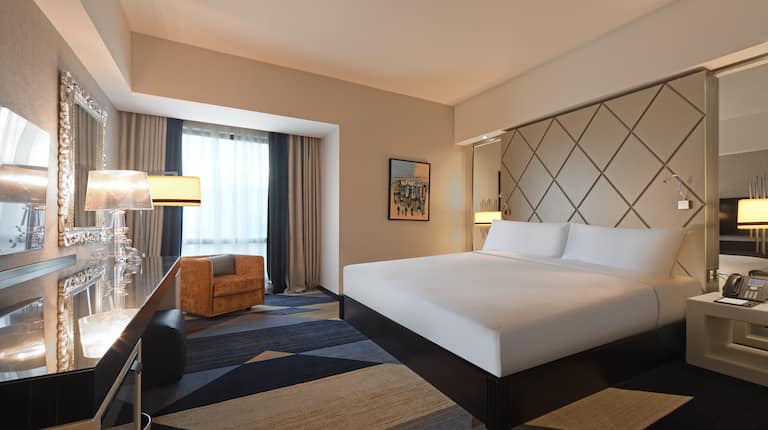 Zimmer mit Kingsize-Bett