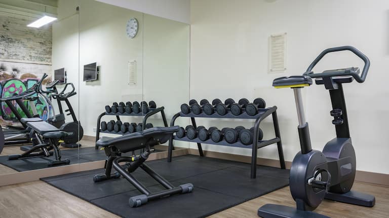 Gewichten en andere fitnessapparatuur in fitnesscentrum