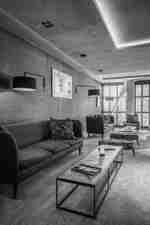 Área de estar del lobby con sofás y sillones