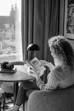 Mujer leyendo un libro en una habitación