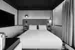 Dormitorio con cama King