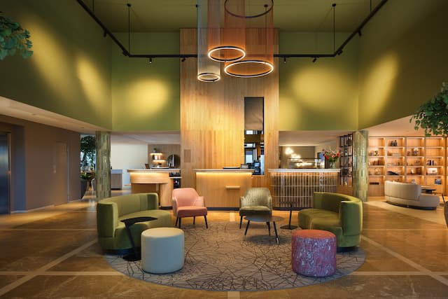 Réception et hall de l'hôtel Hilton Garden Inn avec espace salon spacieux.