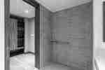 Salle de bain pour personnes à mobilité réduite avec douche adaptée