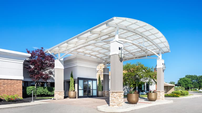 Extérieur de l'hôtel avec entrée