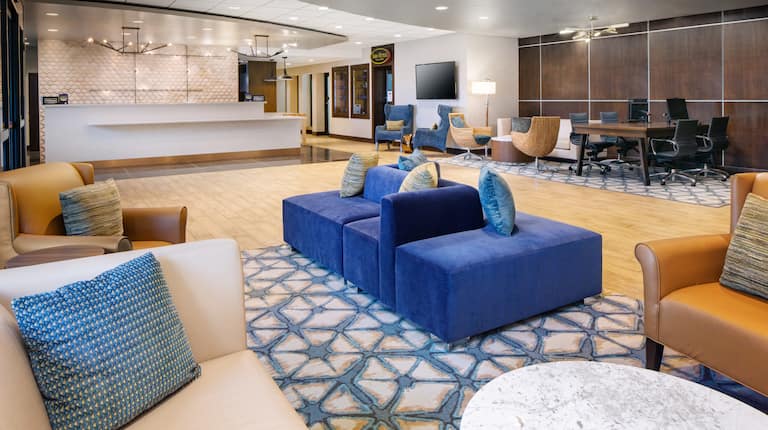 hall de l'hôtel avec espace salon