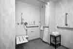 Bagno attrezzato per ospiti con disabilità con doccia ad accesso facilitato