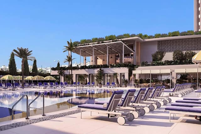 Außenpool mit Clubsesseln