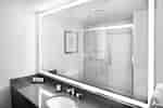 Baño de la suite con tocador y ducha con puerta de vidrio