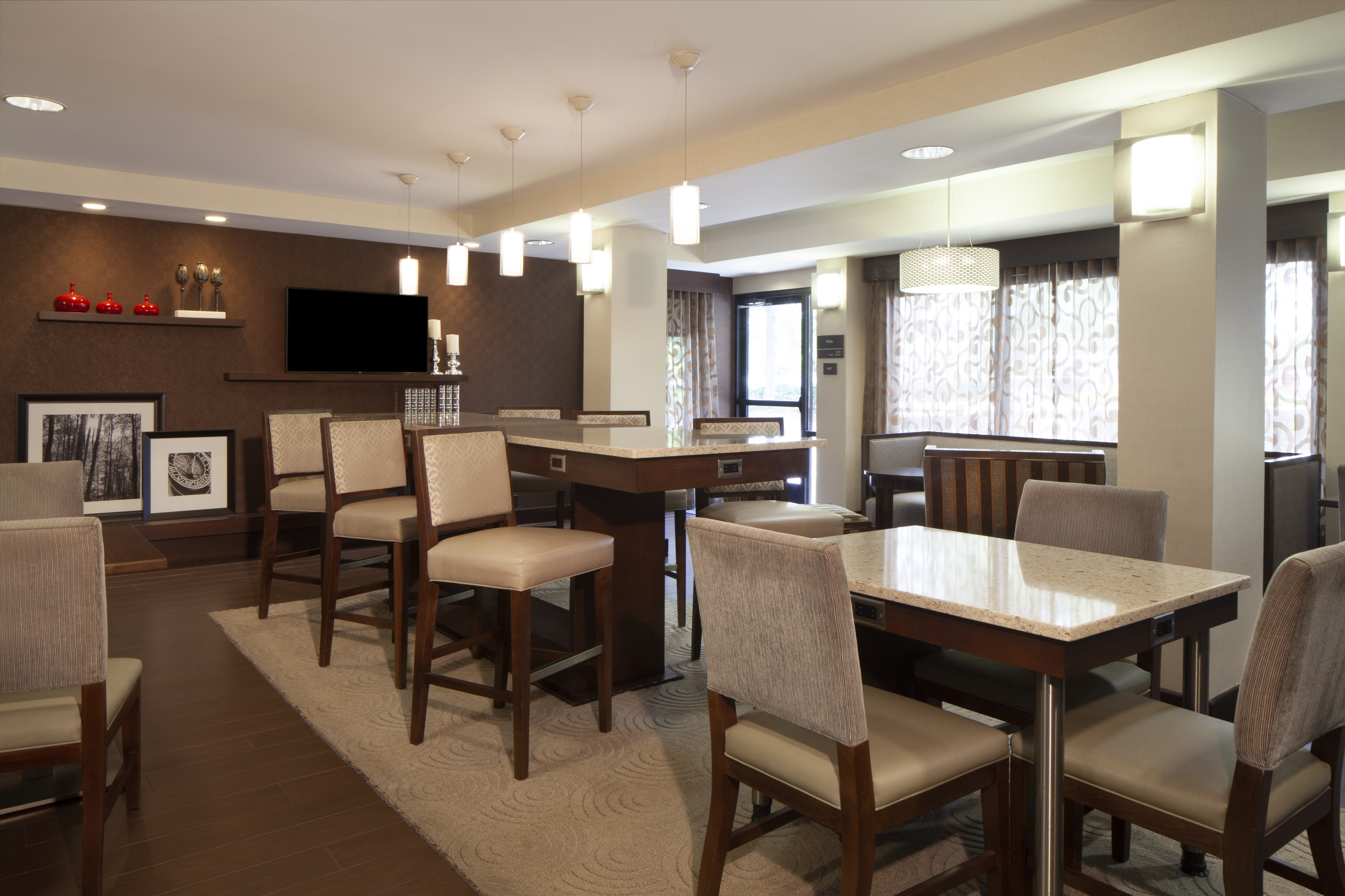 Dining Area with HDTV in Lobby