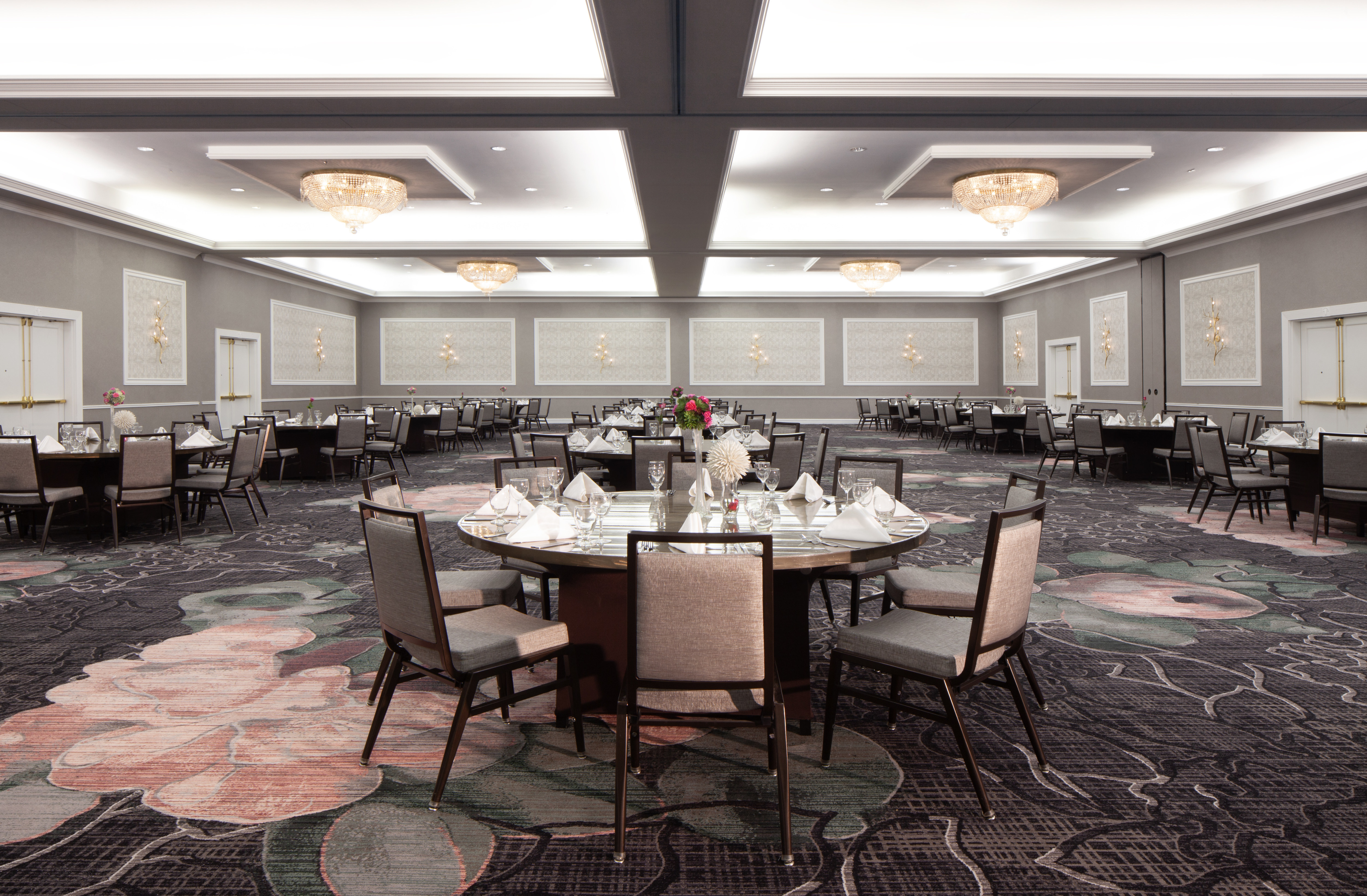 Ballroom with tables and chairs