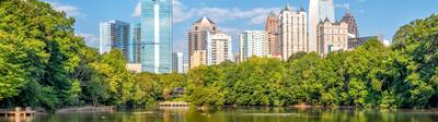 Vista panorámica de Atlanta reflejada en un estanque