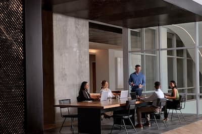 Personen, die am Tisch im Lobbybereich sitzen