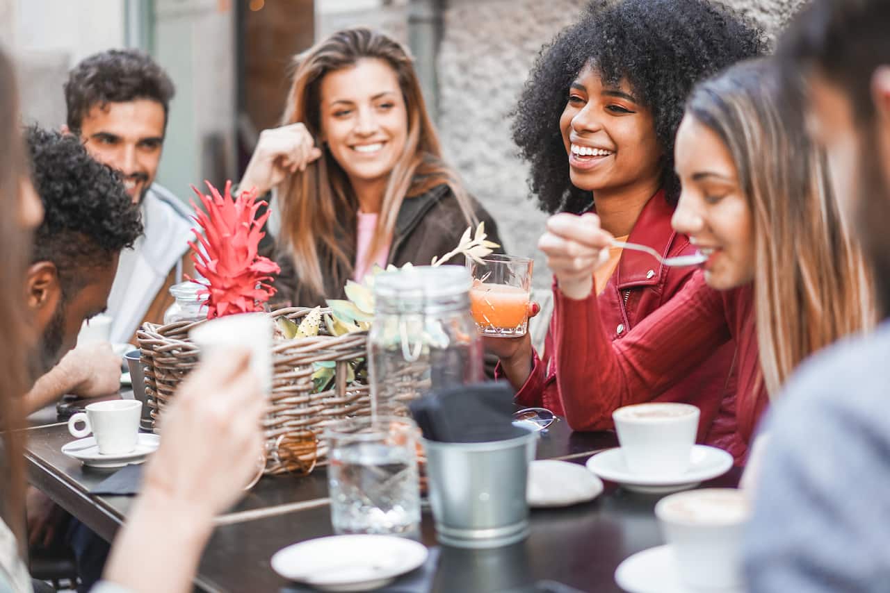 Çay ve kokteyl yiyen bir grup arkadaş