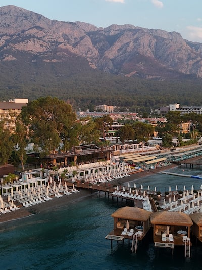 Vue aérienne de l'extérieur de l'hôtel sur la plage