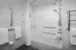 Barrierefreies Badezimmer mit Badewanne