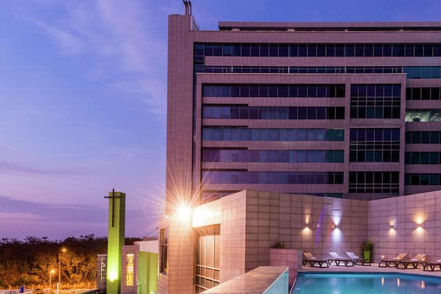 Piscine à débordement la nuit