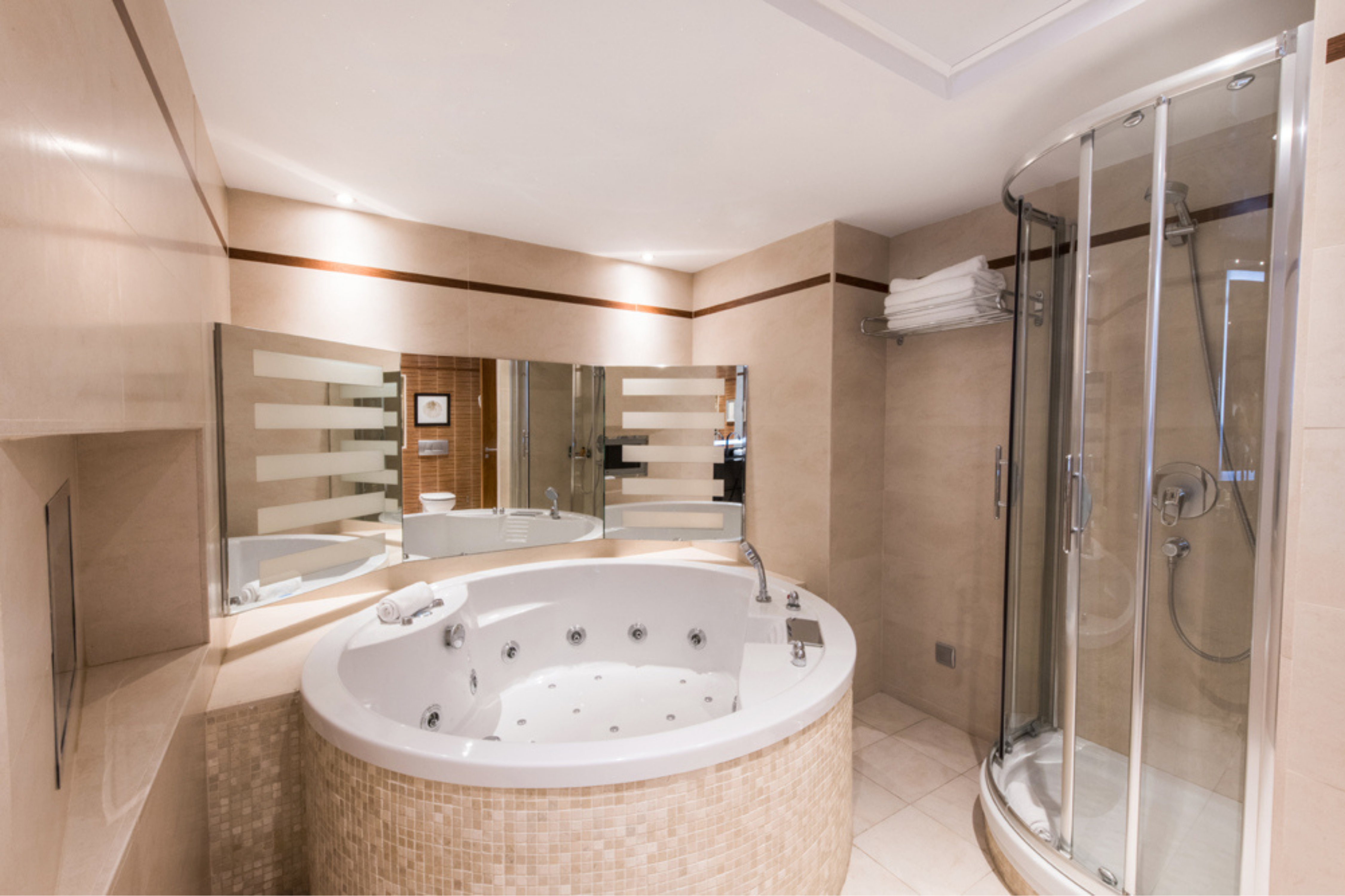 Baño de la suite Presidential con bañera de hidromasaje y ducha independiente