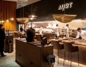 AÜRT restaurant with guests and chefs working