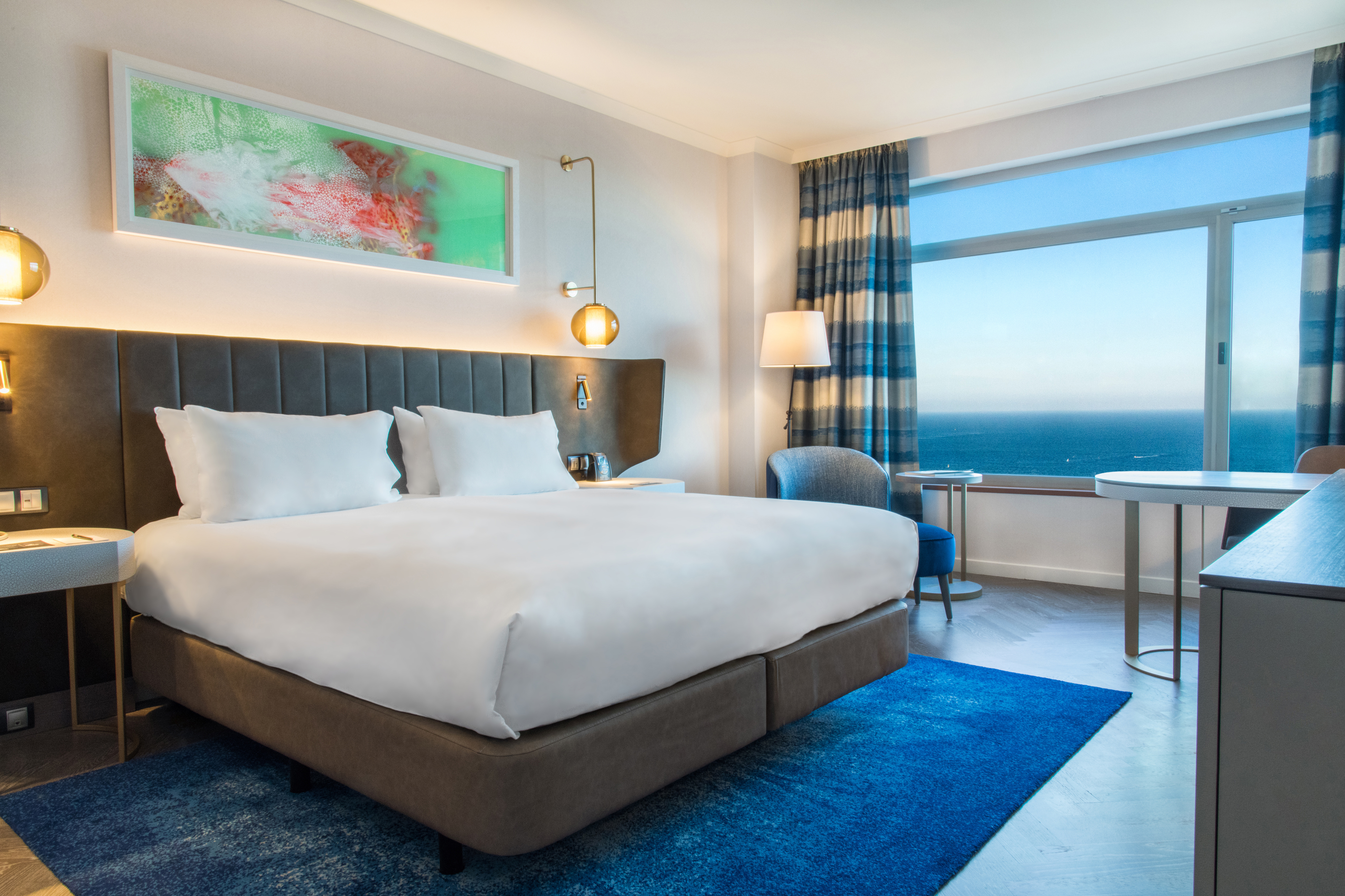Habitación ejecutiva con cama King y vista al mar