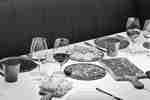 Carcuterie și vin la restaurantul Solomillo pe masă