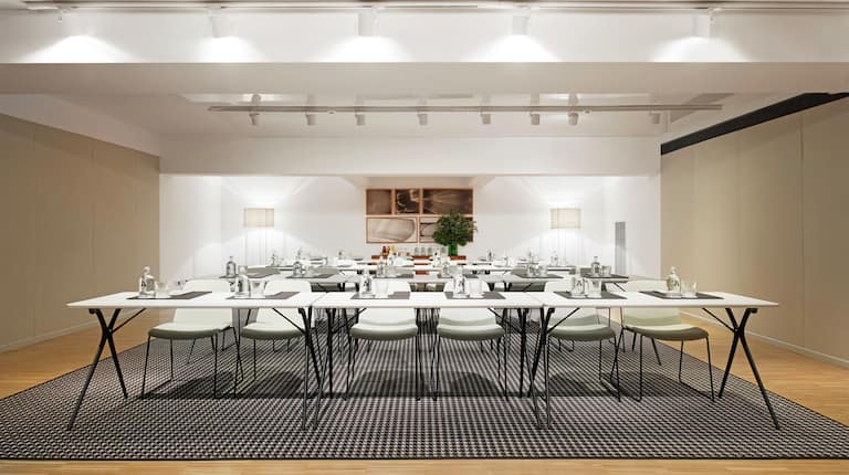 Salón de fiestas Forum B del Alexandra Barcelona Hotel, Curio Collection by Hilton con mesas y sillas