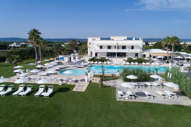 Extérieur de l'hôtel avec piscine