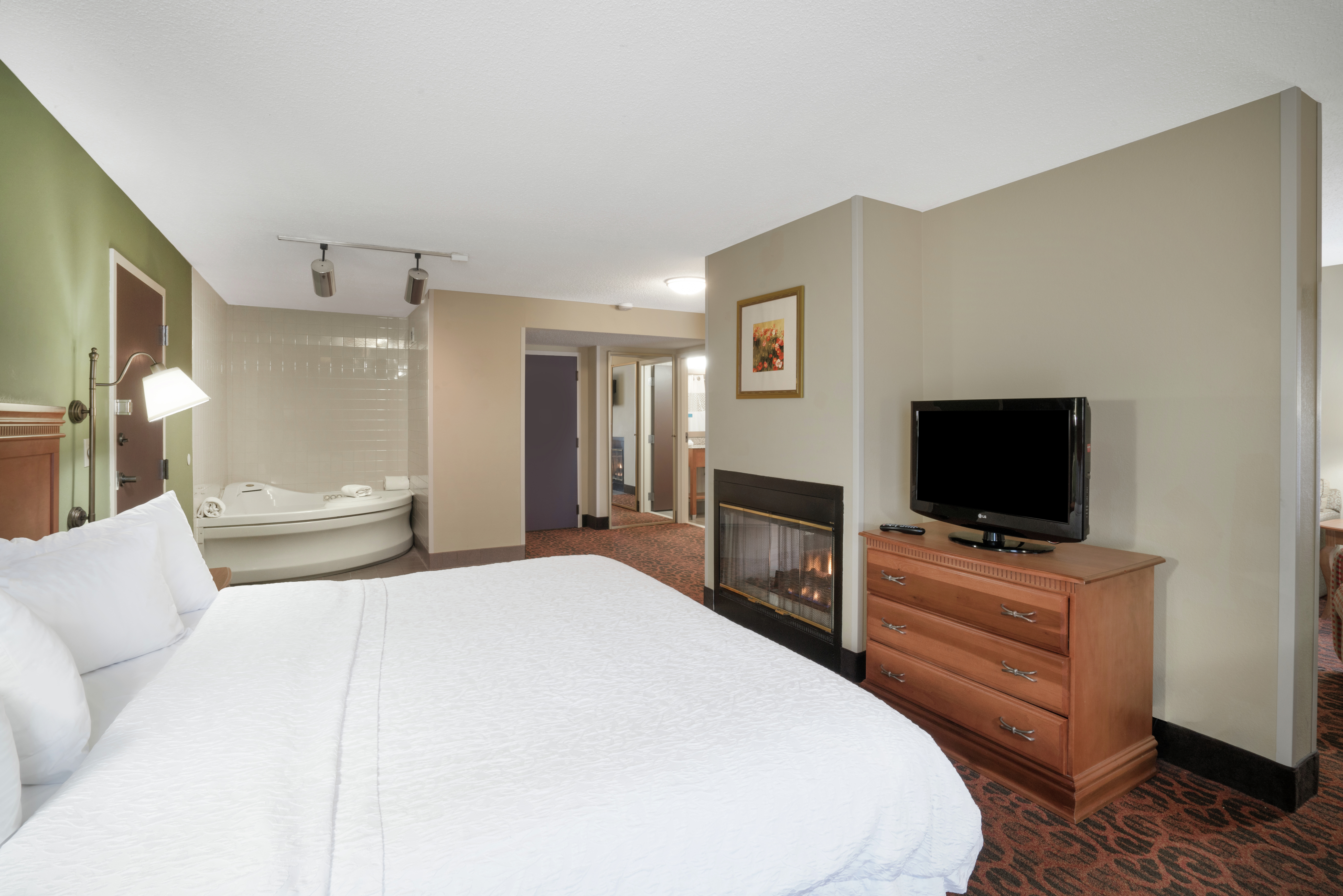 King Bed, TV, Fireplace, and Jacuzzi in Studio Suite
