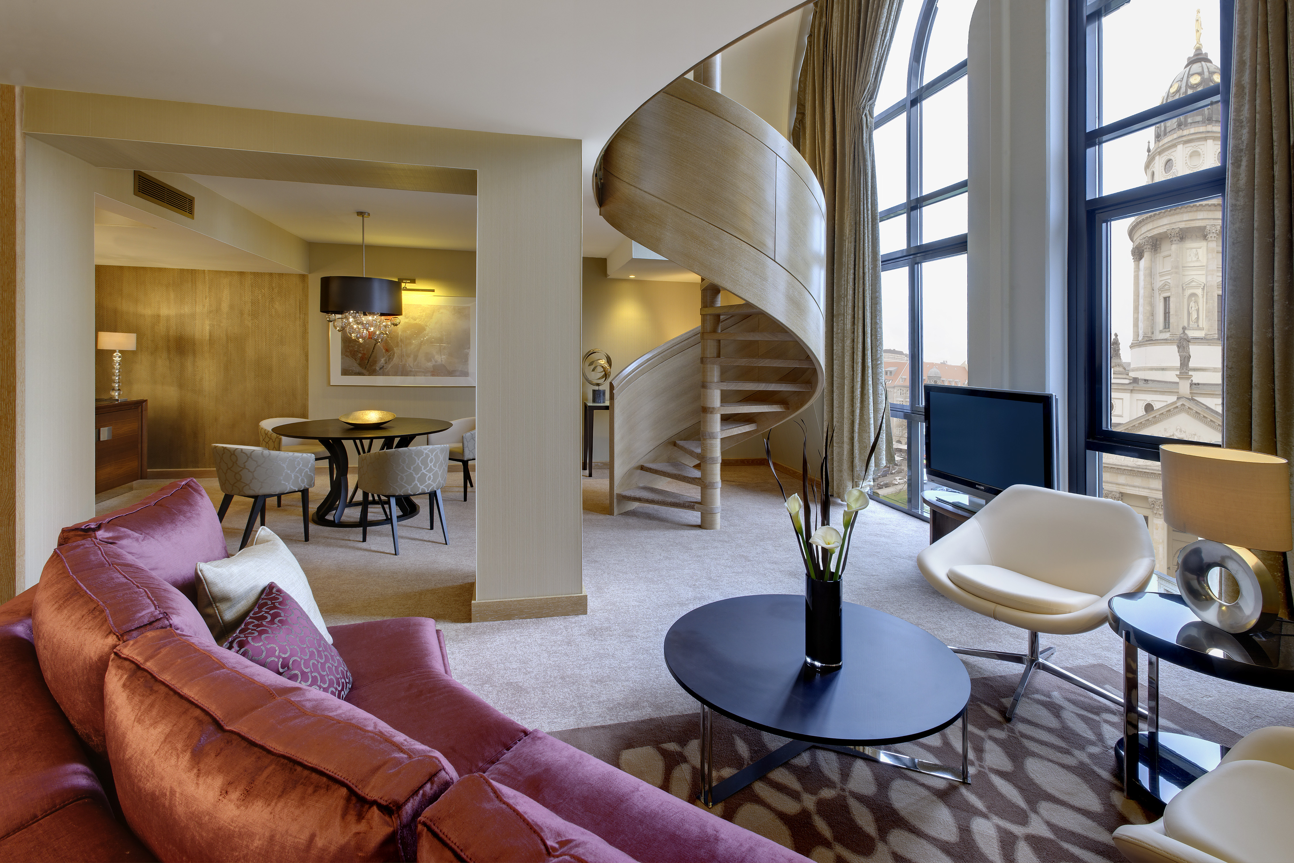 Dome Suite – Lounge und Essbereiche, Blick auf das Fenster und Treppen