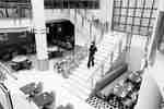 Vrouw die beneden loopt in restaurant Chou Chou