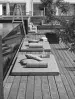 Zápalky vedle střešního bazénu