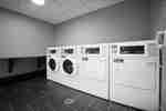 Pralnia z dwiema pralkami i suszarkami dla gości hotelu