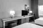 客室のテレビとワークデスク