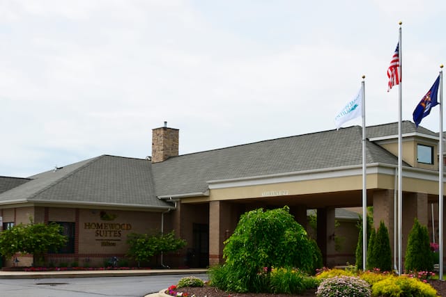 Hotel Exterior  with driveway