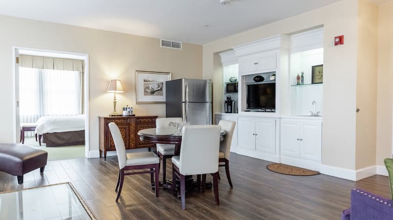 Two King Two Bedroom Suite with Bed, Dining Area, Kitchenette, and Room Technology