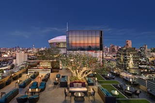 Terrasse mit Stadtblick in der Bar "ThreeSixty Rooftop"