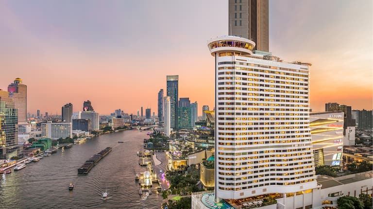 Eksterior Hotel dengan Pemandangan Air di Kota Besar Saat Matahari Terbenam