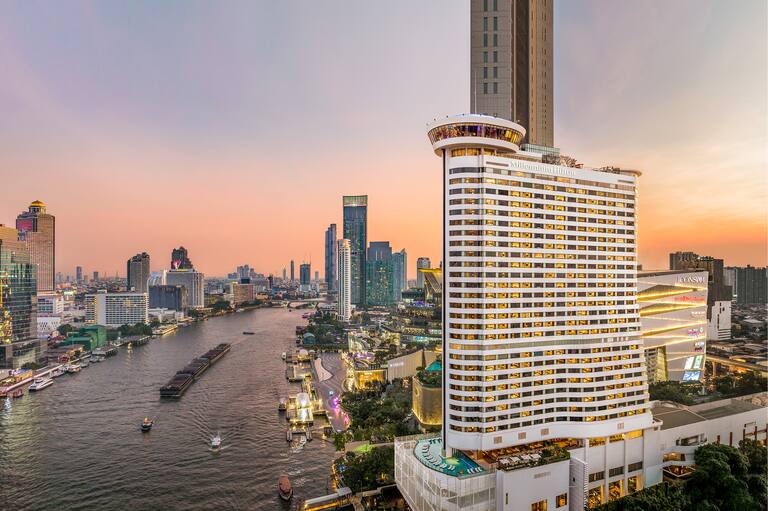 Eksterior Hotel dengan Pemandangan Air di Kota Besar Saat Matahari Terbenam