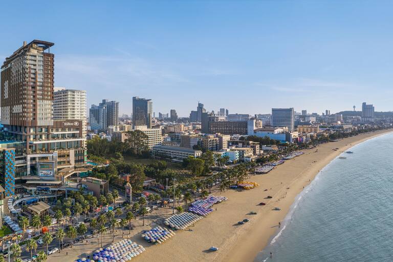 Luftaufnahme vom Außenbereich des Hotels am Strand