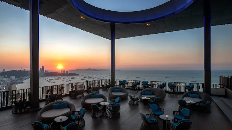 Blick vom „Horizon“ Dachrestaurant mit Bar bei Sonnenuntergang
